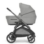 Aptica System Quattro colore Satin Grey con telaio Litio Black e seggiolino auto Darwin Infant