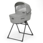 Aptica System Quattro colore Satin Grey con telaio Litio Black e seggiolino auto Darwin Infant